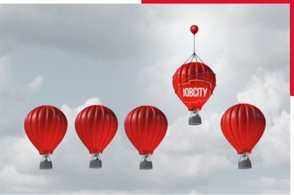 Photographie de mongolfières rouge, dont une avec inscrit "Jobcity", et plus élevée que les autres